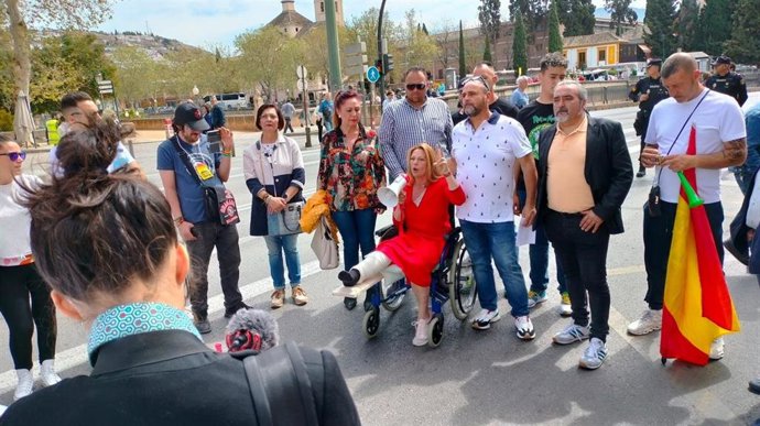La candidata de Ciudadanos (CS) a la Alcaldía de Granada, Concha Insúa, este sábado en su apoyo a los comerciantes del mercadillo del Zaidín.