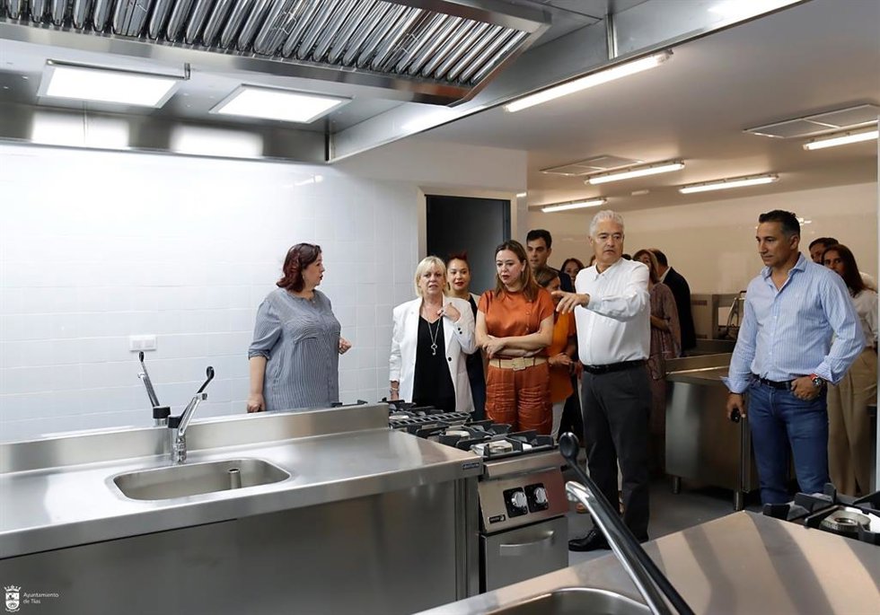La consejera de Educación del Gobierno de Canarias, Manuela Armas; el alcalde de Tías, José Juan Cruz; y la presidenta del Cabildo de Lanzarote, María Dolores Corujo, recorren las nuevas instalaciones de FP en El Fondeadero