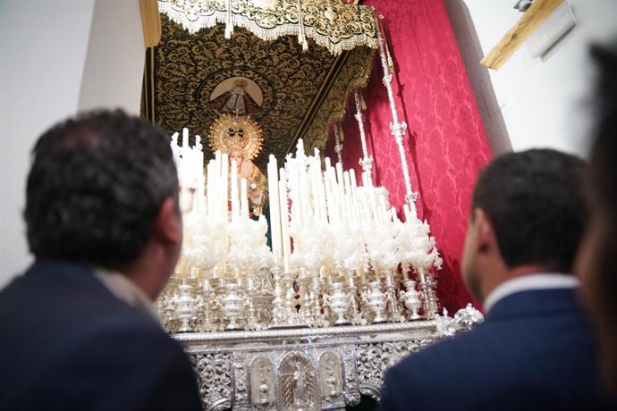 El presidente de la Junta, Juanma Moreno, en su visita a la Hermandad de los Afligidos de Chiclana