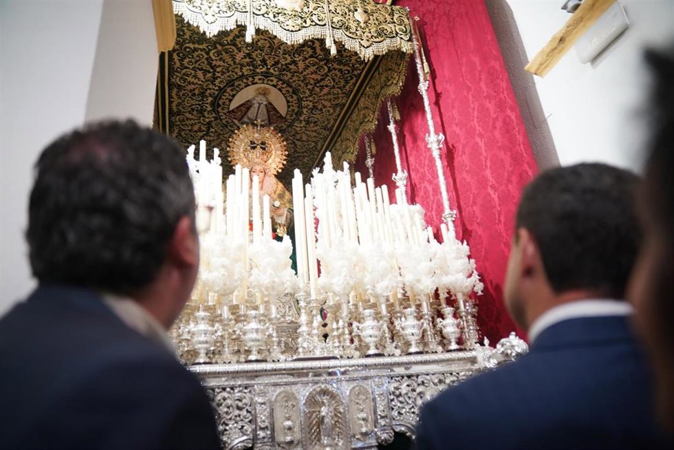 El presidente de la Junta, Juanma Moreno, en su visita a la Hermandad de los Afligidos de Chiclana