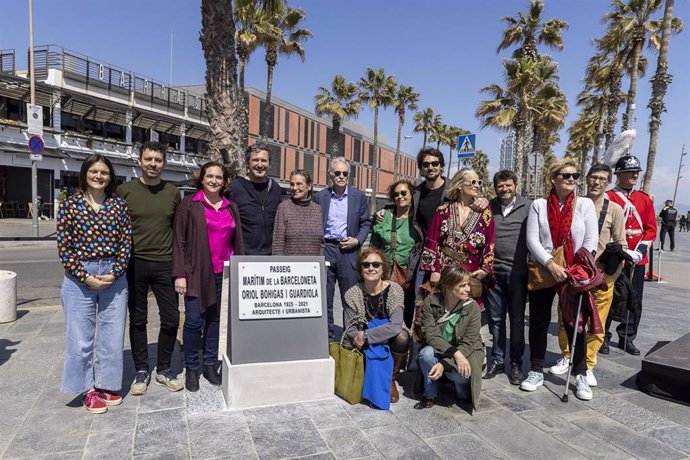 La alcaldesa de Barcelona, Ada Colau, preside el acto de cambio de nombre del Paseo Marítimo de la Barceloneta por el de Paseo Marítimo de la Barceloneta-Oriol Bohigas, en homenaje al arquitecto y urbanista barcelonés