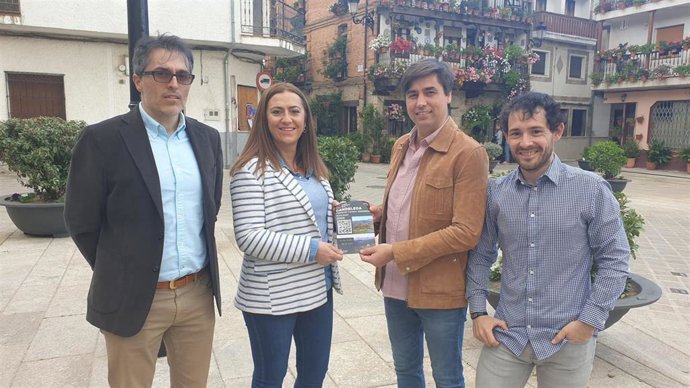 La delegada del Gobierno en Castilla y León, Virginia Barcones, visita Candeleda (Ávila)
