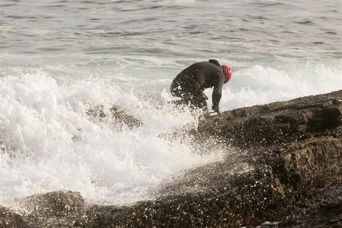 Archivo - Un percebeiro de la Cofradía de Pescadores de Ribadeo recoge percebes entre las rocas, a 26 de diciembre de 2022, en la parroquia de Rinlo, Ribadeo, Lugo, Galicia.