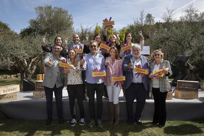 Imagen de familia de los ganadores de la segunda edición de los Premis Vinari de Enoturismo 2023