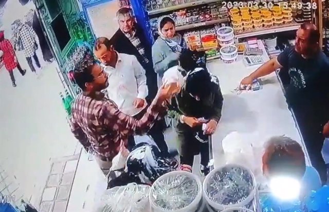 Un hombre ataca a dos mujeres en una tienda de alimentación de Irán por no llevar puesto el velo islámico