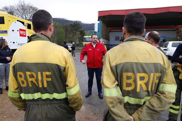 Adrián Barbón visita el puesto de Mando de los bomberos en Valdés.
