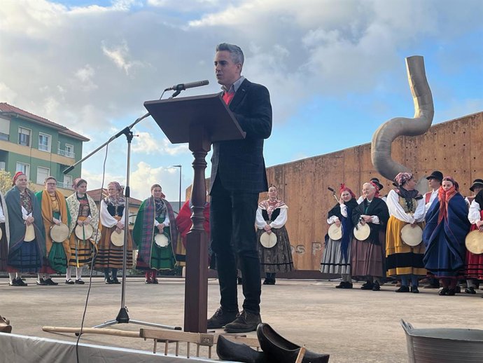 La plaza del Auditorium 'Los Picayos' de Tanos recibe el nombre de 'José Miguel Guerra'