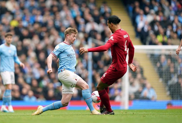 01 April 2023, United Kingdom, Manchester: Manchester City's Kevin De Bruyne and Liverpool's Virgil van Dijk battle for the ball during the English Premier League soccer match between Manchester City and Liverpool at the Etihad Stadium. Photo: Mike Eger