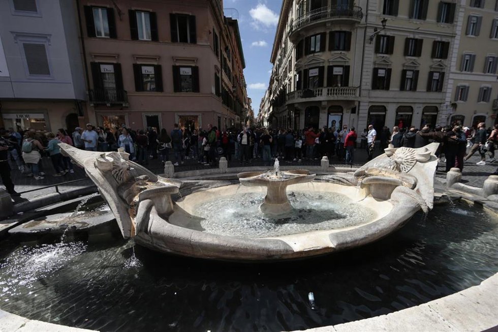 La Fuente de la Barcaza en la plaza de España de Roma
