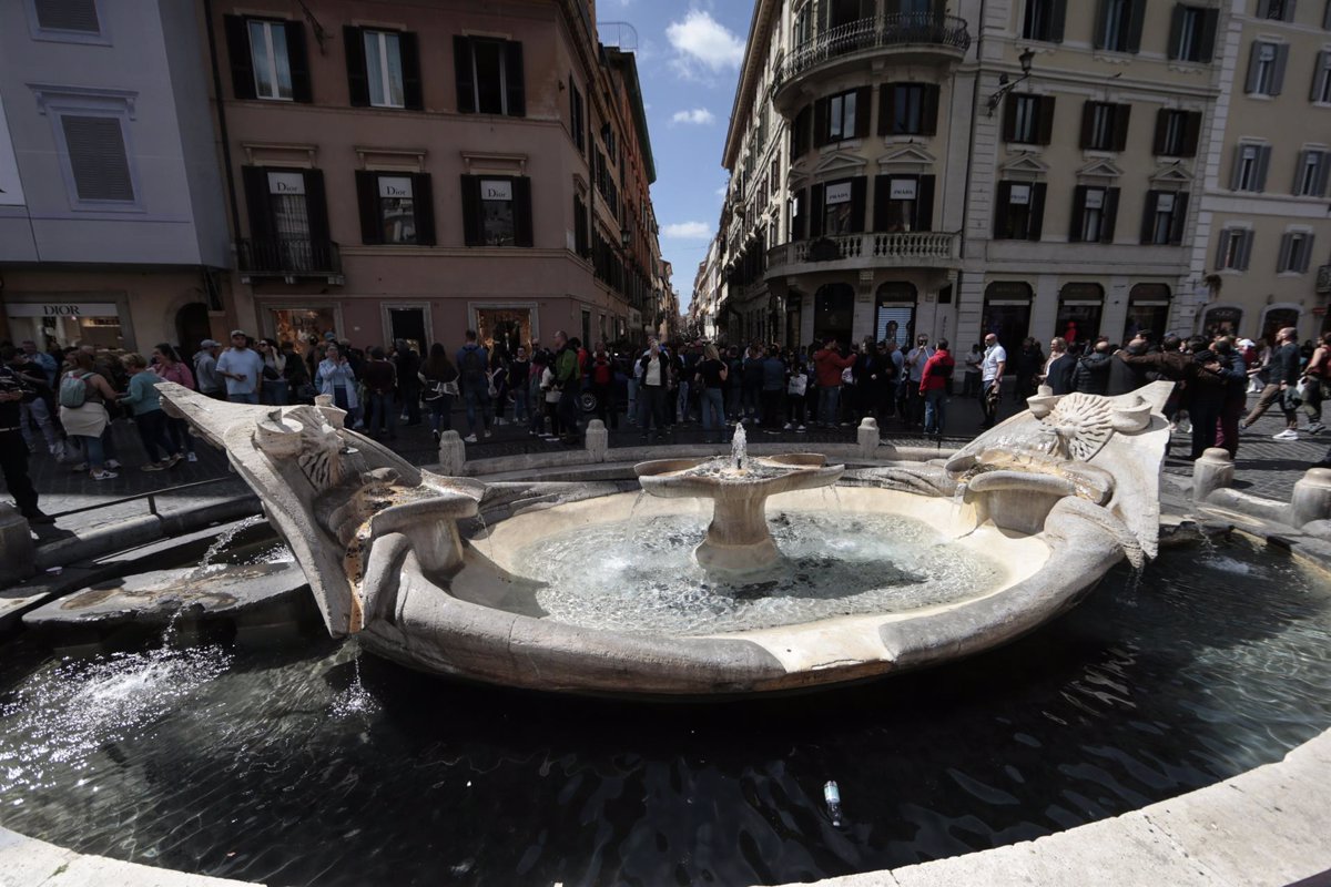 Gli ecologisti colorano di nero una fontana in Piazza di Spagna a Roma