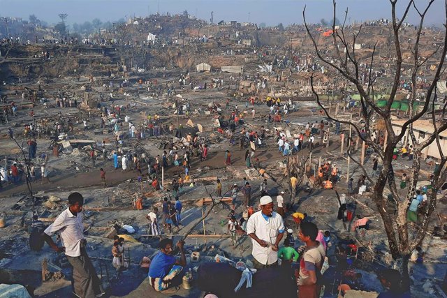 Un campo de refugiados rohingya en Bangladesh destruido por un incendio, lo que ha dejado a más de 12.000 personas sin refugio