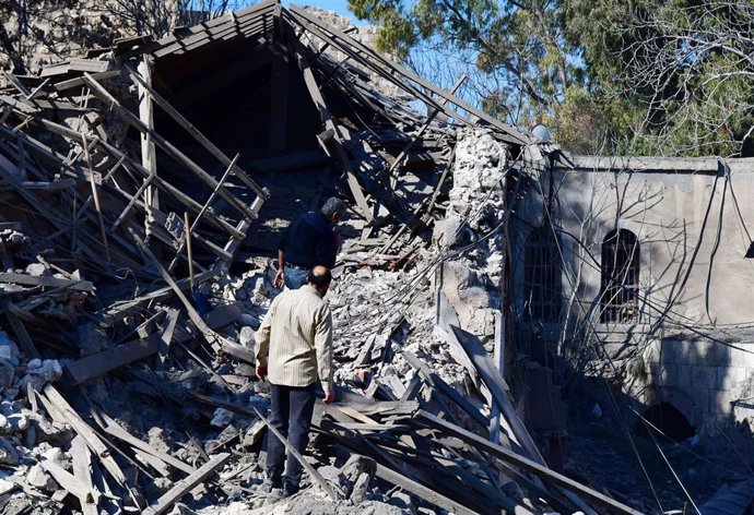 Archivo - Civiles sirios comprobando la destrucción causada por un misil israelí en el centro histórico de Damasco, la capital del país, el pasado 21 de febrero de 2023