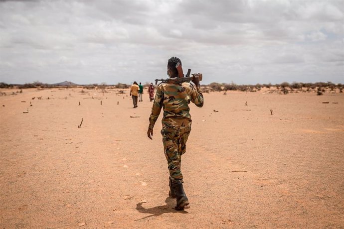 Archivo - Un soldado camina a través de un campo para desplazados en las afueras de Dollow, Jubaland (Somalia)