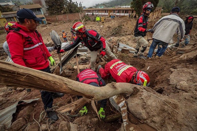 Un grupo de rescate busca personas en Alausí, Ecuador, donde ha habido un corrimiento de tierra