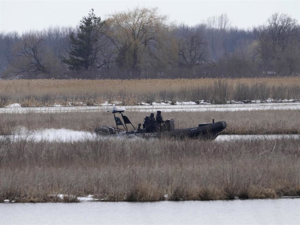 Un barco de la policía de Akwesasne registra el área donde se han encontrado los cuerpos