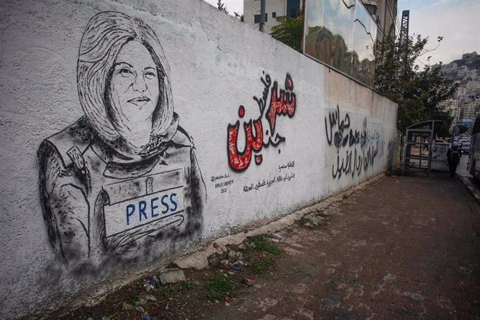Archivo - Mural de la periodista Sherine Abu Aqleh en Nablus, Cisjordania