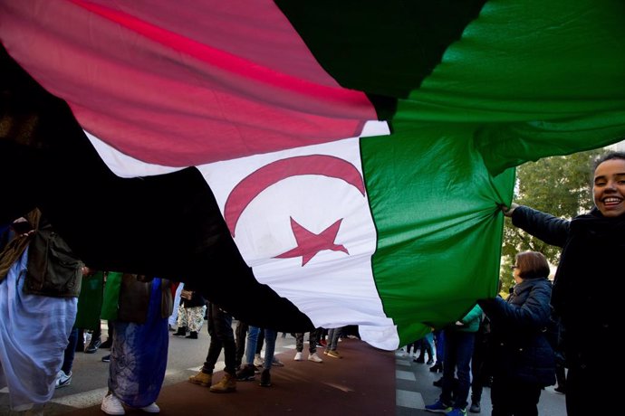 Archivo - November 16, 2019, Madrid, Spain: Great flag of Western Sahara during the demonstration..Thousands of Saharawis arrive from all over Spain to demand the end of Morocco's occupation in Western Sahara, the freedom of political prisoners, in supp