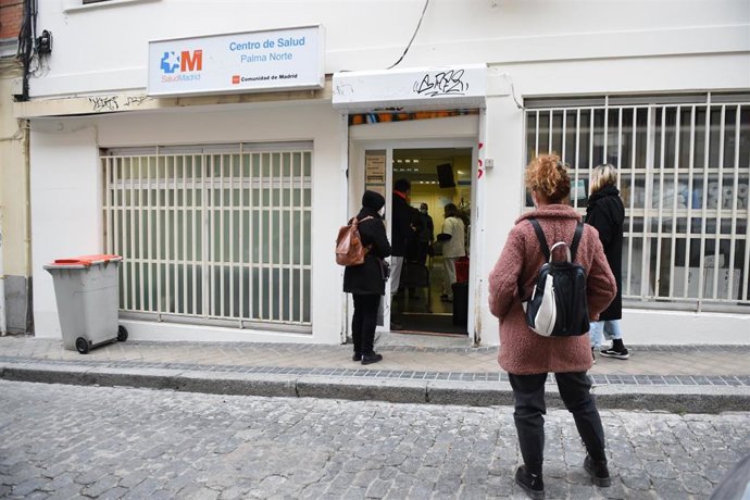 Archivo - Varias personas en la puerta del Centro de Salud Palma Norte.