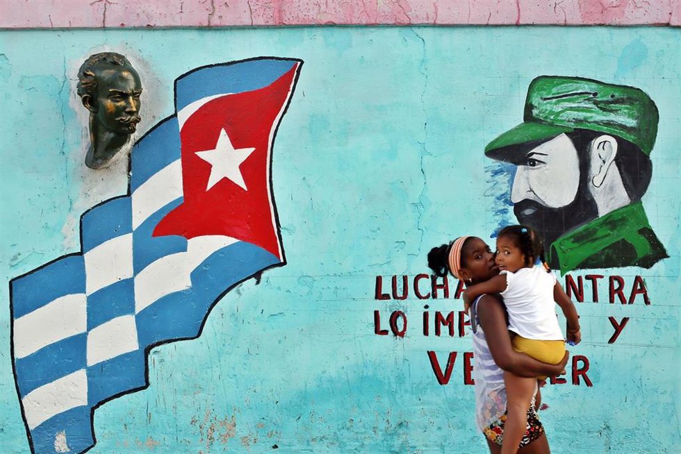 Archivo - Una mujer camino por una calle de La Habana