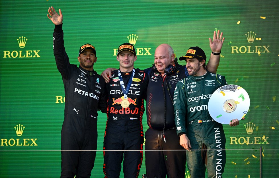 Lewis Hamilton, Max Verstappen, Rob Marshall y Fernando Alonso en el podio del Gran Premio de Australia