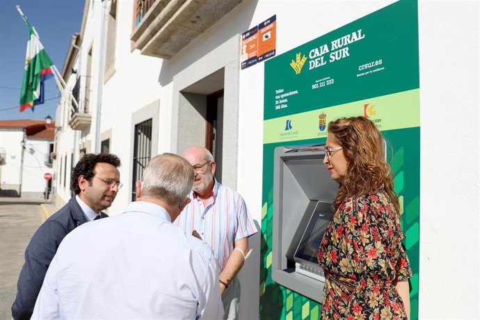 Archivo - Felisa Ceñete (dcha.), en la entrega de un cajero en Fuente La Lancha junto a autoridades locales y técnicos.