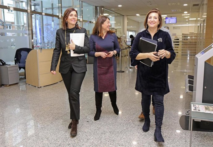 Archivo - La consejera de Presidencia y las directora de Acción Exterior y de la Oficina de Bruselas