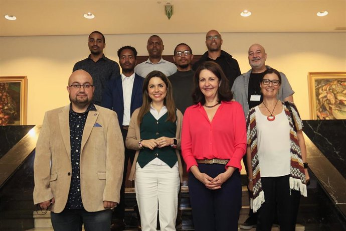 Alumnos del Máster de Descarbonización en Países Emergentes visitan el Cabildo de Tenerife