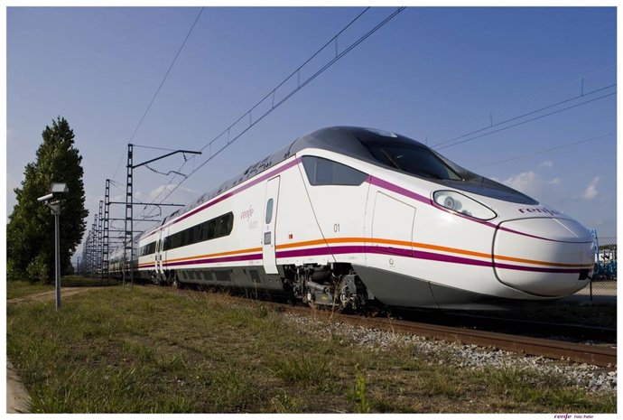 Archivo - Imagen de archivo de un tren Renfe.