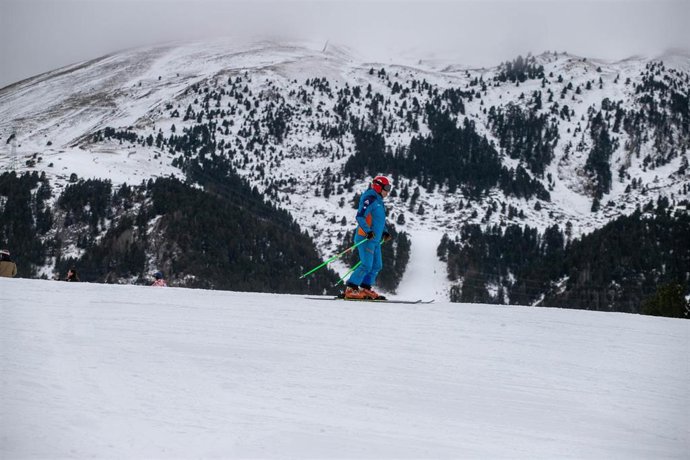 Archivo - Un persona esquiando en diciembre