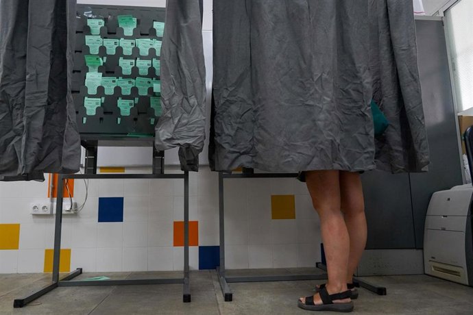 Archivo - Una cabina de votación en las elecciones andaluzas