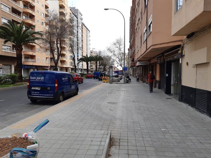 Cort renueva las aceras de calle Manacor y mejora la accesibilidad