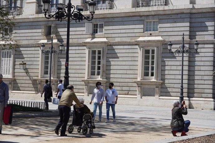 Una persona en silla de ruedas.