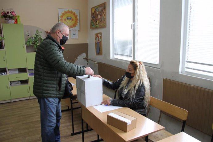 Archivo - (211114) -- SOFIA, Nov. 14, 2021 (Xinhua) -- A man casts his ballots during the presidential and parliamentary elections at a polling station in Sofia, Bulgaria, Nov. 14, 2021. Bulgarians went to the polls on Sunday to elect a president and a 