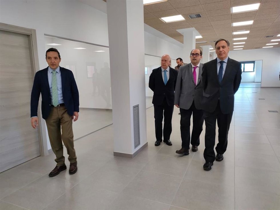 Las autoridades visitan las instalaciones del nuevo edificio de IA.