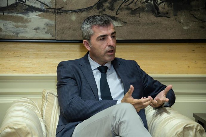 El presidente del PP de Canarias, Manuel Domínguez, durante una entrevista para Europa Press, en el Parlamento de Canarias, a 27 de marzo de 2023, en Santa Cruz de Tenerife, Canarias (España). 