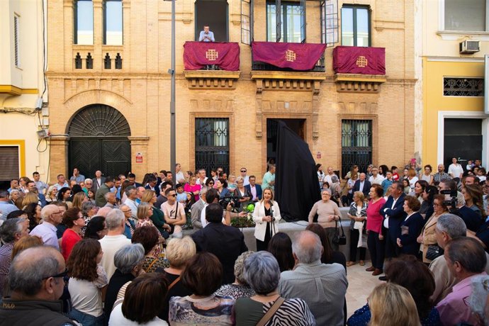 La alcaldesa de Alcalá de Guadaíra (Sevilla), Ana Isabel Jiménez, este sábado en la apertura de la calle Nuestra Señora del Águila, convertida en peatonal.