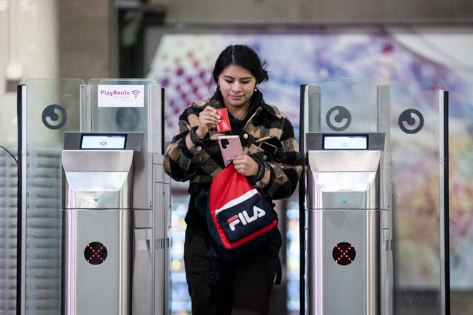 Archivo - Una mujer sin mascarilla sale de los trenes de Cercanías en la estación Puerta de Atocha-Almudena Grandes, a 26 de enero de 2023, en Madrid (España).