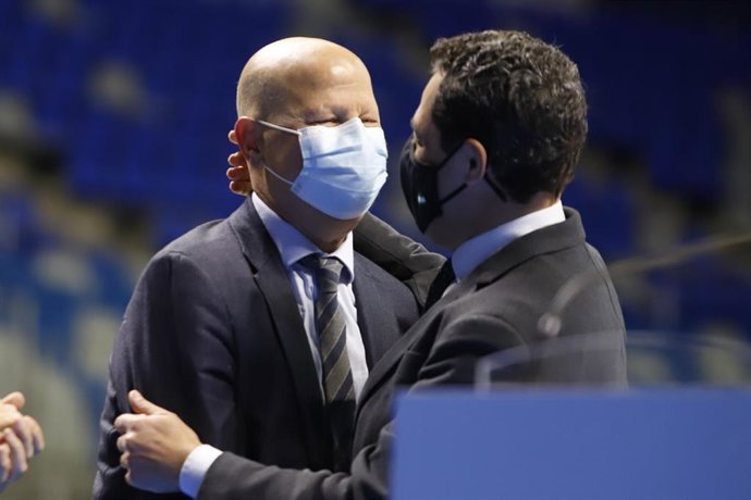 Archivo - El presidente de la Junta, Juanma Moreno, abraza a Javier Imbroda en el acto del descubrimiento de la Estrella al Mérito Deportivo que le concedió el Ayuntamiento de Málaga.