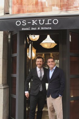 Michele Camolei y Joaquim Clos en la entrada del local, junto a la entrada principal del hotel