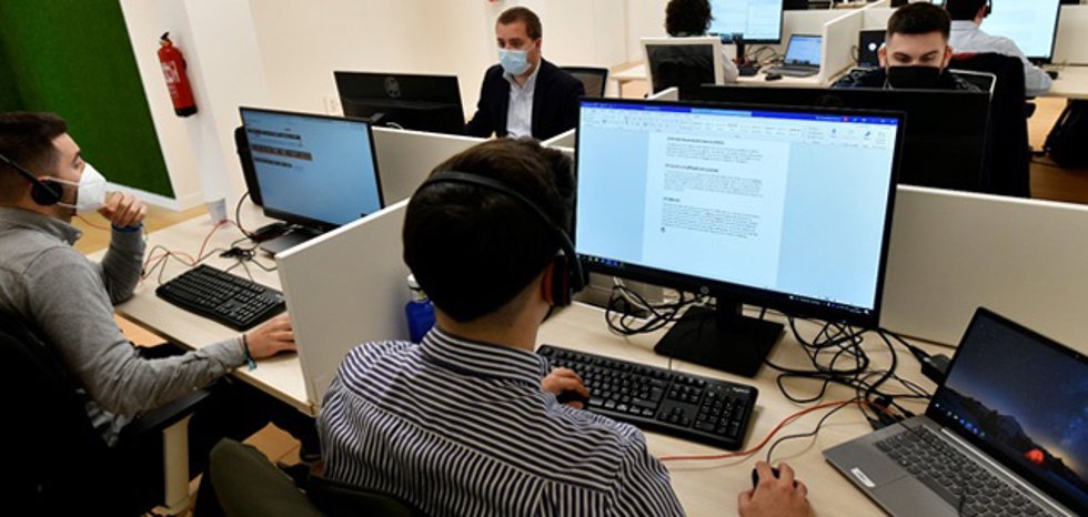 Trabajadores en el Centro de Competencias Digitales de Mérida.