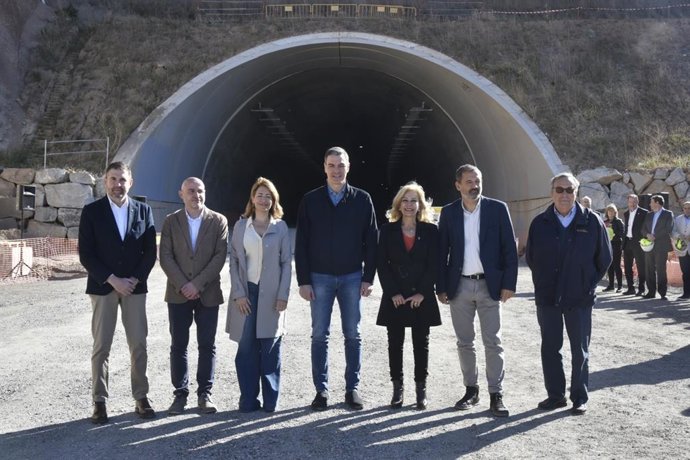 L'alcalde d'Abrera, Jesús Naharro; el delegat del Govern central, Carlos Prieto; la ministra Raquel Sánchez; el president del Govern central, Pedro Sánchez; l'alcaldessa de Viladecavalls, Cesca Berenguer i el secretari d'Infraestructures, Xavier Flores