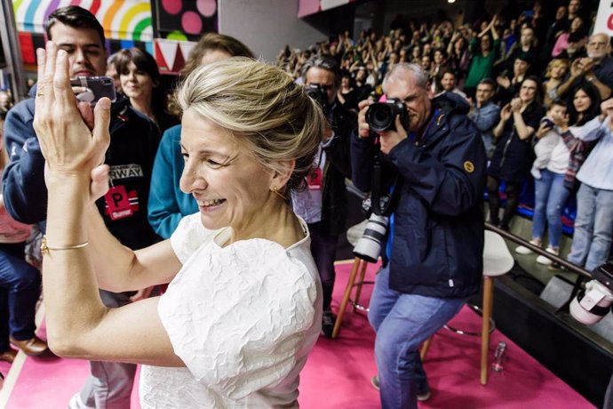 La vicepresidenta segunda y ministra de Trabajo y Economía Social, Yolanda Díaz, aplaude a los asistentes durante el acto 'Hoy empieza todo' de la plataforma SUMAR