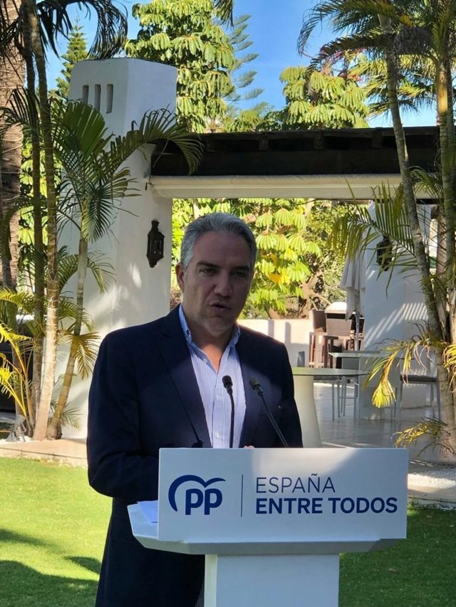 El coordinador nacional del PP, Elías Bendodo, se dirige al público asistente en el acto conmemorativo del décimo aniversario del centro de innovación social La Noria A 24 de marzo del 2023 en Málaga (Andalucía)