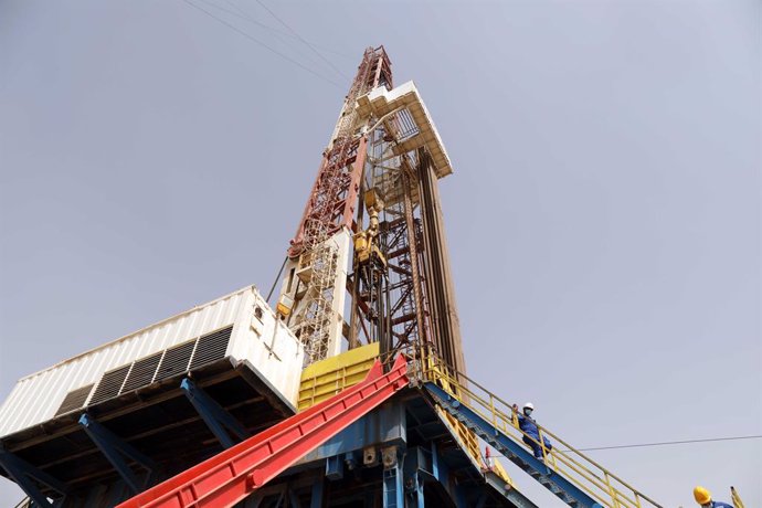 Archivo - MAYSAN (IRAQ), Oct. 4, 2022  -- Photo taken on Sept. 25, 2022 shows a drilling platform at PetroChina's Halfaya oil field in Maysan province, Iraq. In what used to be a wasteland in the southern Iraqi province of Maysan, a super-giant oil fiel