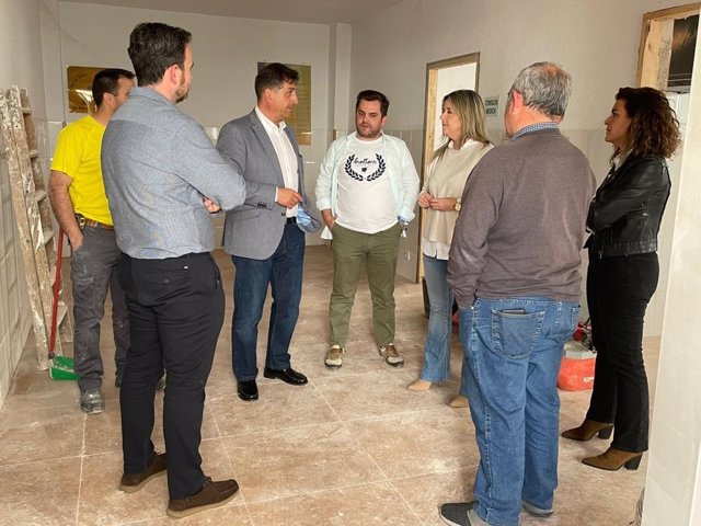 Imagen de la visita a las obras de mejora del consultorio de Hornos (Jaén).