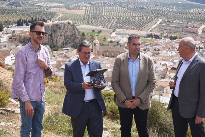 El presidente de la Diputación de Granada, José Entrena, en Íllora con la prueba del dron que hace trabajos topográficos.