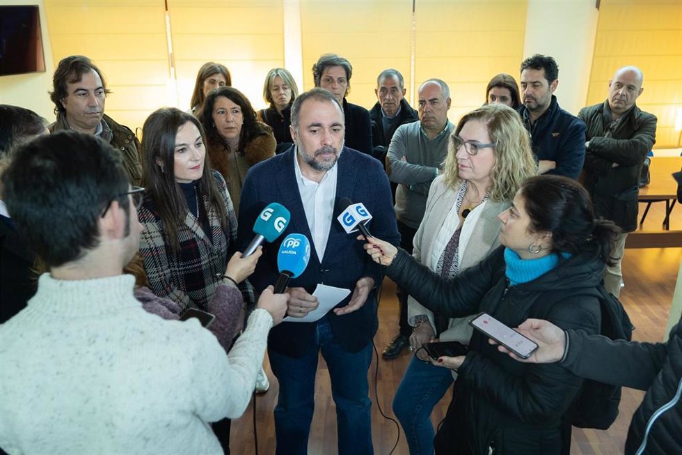 Archivo - El conselleiro de Sanidade, Julio García Comesaña, atiende a los medios de comunicación.