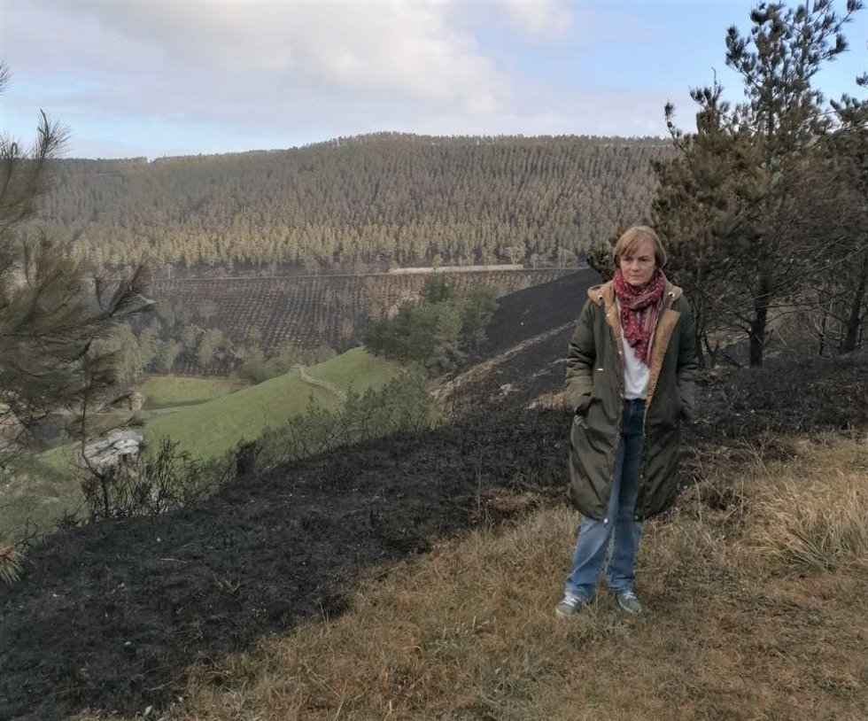 Covadonga Tomé visita la zona de incendios en Valdés.