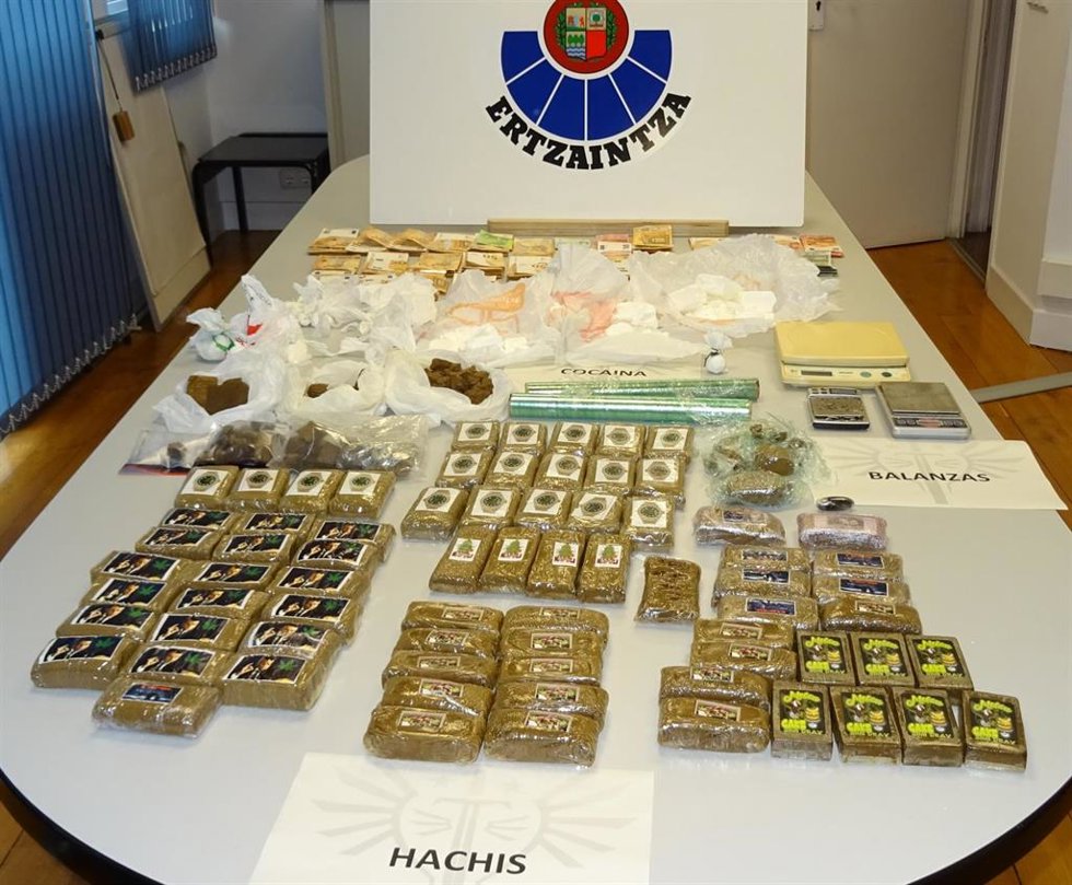 Detenido en Sestao un hostelero tras ser localizados en su vivienda y en el bar cocaína y hachís
