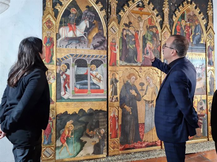 El consejero de Cultura visita los trabajos de restauración del retablo de Jaume Serra.